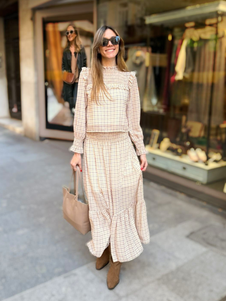 FALDA CUADRITOS BAJO VOLANTE