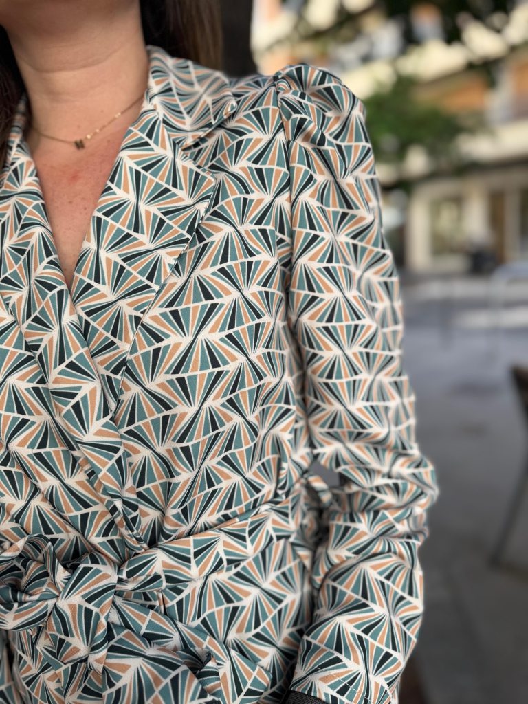 CHAQUETA ESTAMPADA CINTURÓN